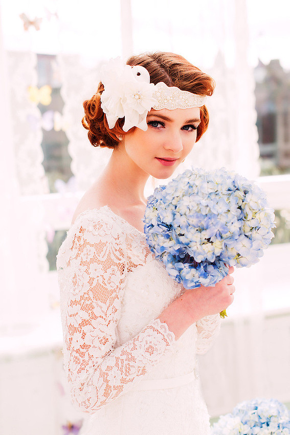 A vintage style bride holding a bouquet (Ioan Said / Celynnen Photography)