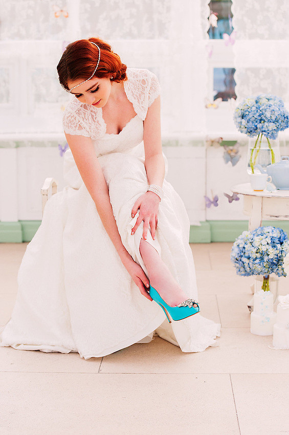 A pop of colour to modernise a vintage style bride (Ioan Said / Celynnen Photography)