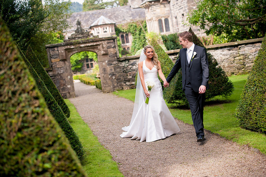 Gwydir Castle weddings. Wedding Photographer: Celynnen Photography